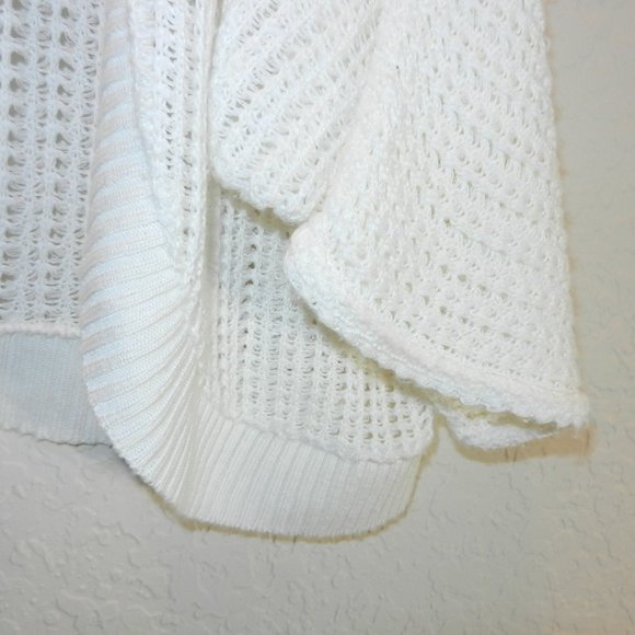 Intriguing Threads White chrocheted shrug - Picture 4 of 6